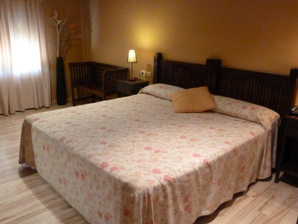 Hotel H Con Encanto Binéfar Δωμάτιο φωτογραφία