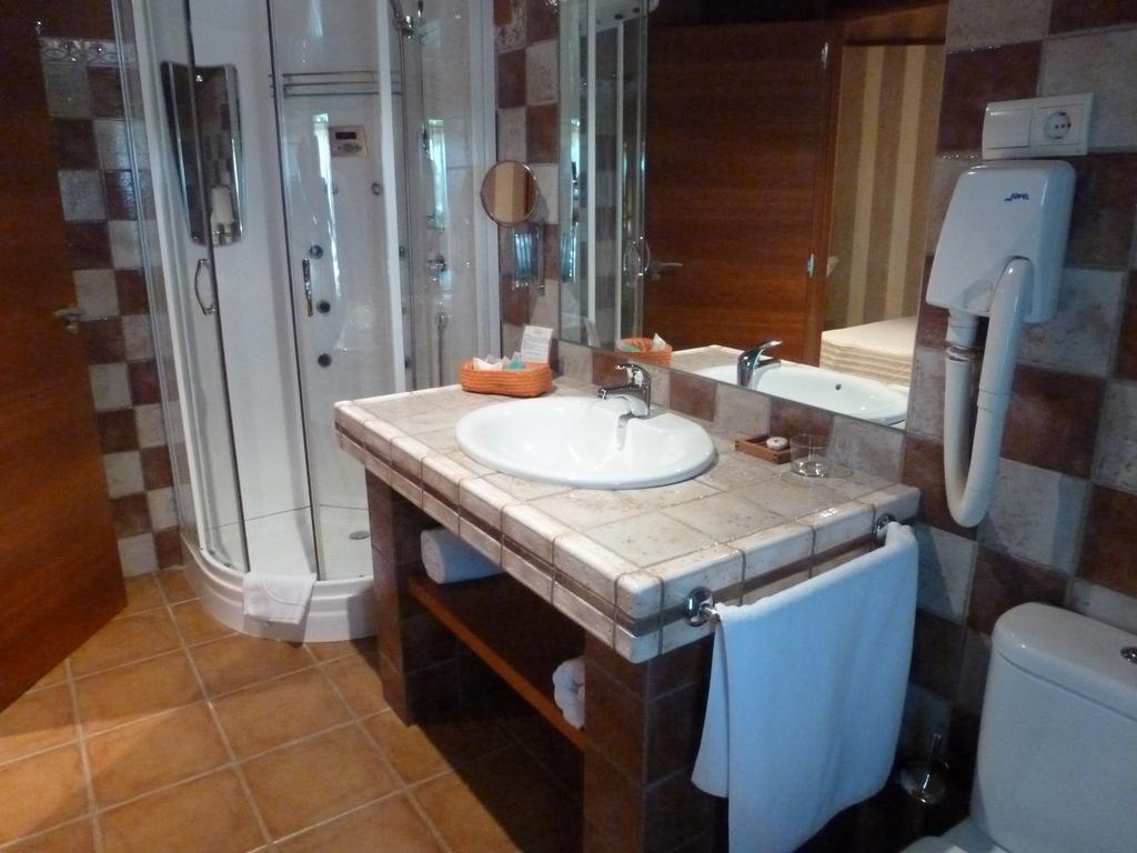 Hotel H Con Encanto Binéfar Δωμάτιο φωτογραφία