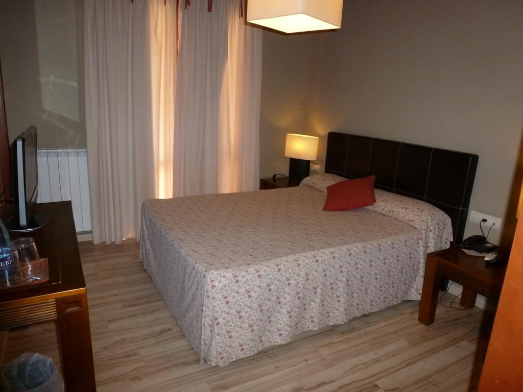 Hotel H Con Encanto Binéfar Δωμάτιο φωτογραφία
