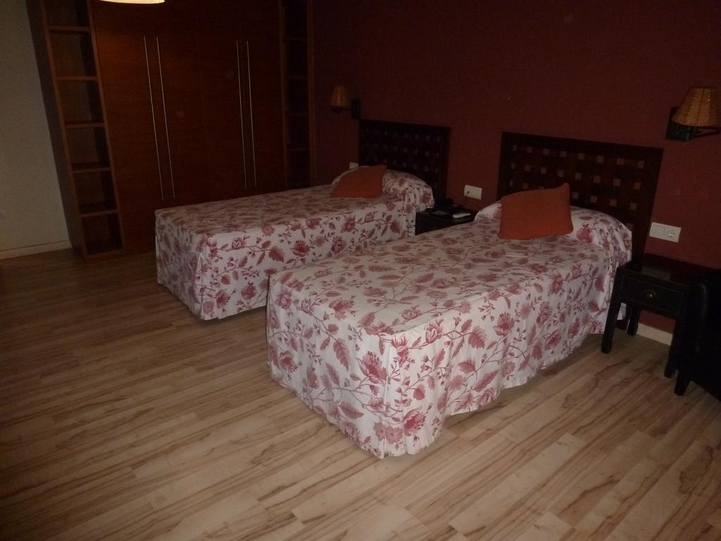 Hotel H Con Encanto Binéfar Δωμάτιο φωτογραφία